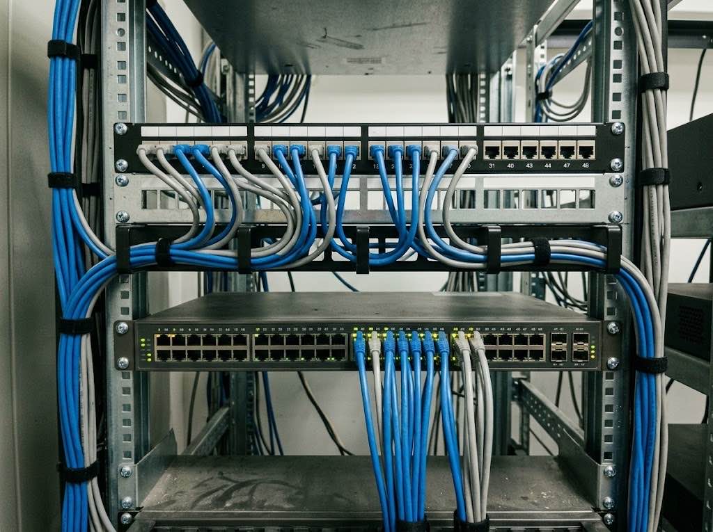 Panneau de brassage et commutateur reseau cables proprement dans une baie